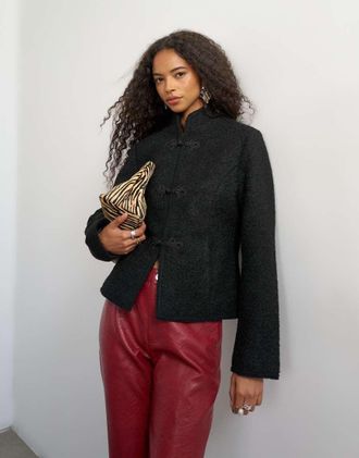 Topshop giacca corta boucl&eacute; con collo alla coreana e alamari nera-Nero
