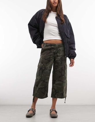 Weekday pantaloni cargo cropped in ripstop con stampa mimetica-Verde