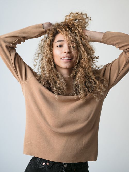 Der Wasser-Test verrät, ob deine Haare zu trocken sind