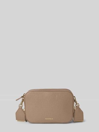 Coccinelle Handtasche mit Label-Applikation Modell TEBE in Taupe, Gr&ouml;&szlig;e 1