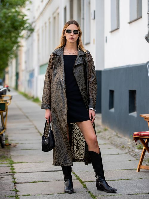 Cheyenne Tulsa mit einem schwarzen Minikleid zu Cowboy Boots.