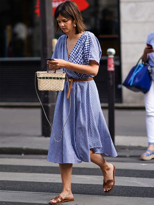 ragazza con borsa di paglia, look estivo