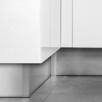 Emuca Lote De 2 Z&oacute;calos Para Cocina Plasline Con Accesorios De Uni&oacute;n, Altura 100mm, 2 Barras De Lognitud 2.35m, Pl&aacute;stico, Anodizado Satinado - Emuca