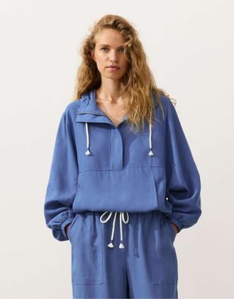 Oysho Felpa blu con zip corta, tasca sul davanti in misto lyocell e 24% lino