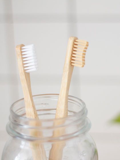 Nachhaltig schön: Diese 3 Plastikteile im Badezimmer kannst du durch Bambus ersetzen