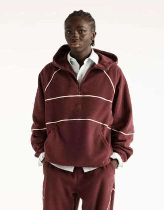 New Balance Trackside felpa con cappuccio in pile polar color ciliegia-Marrone