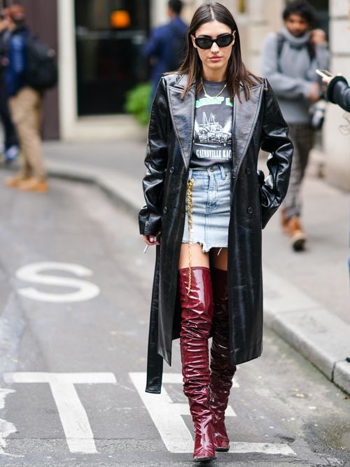 Patricia Manfield trägt einen Lack-Mantel mit T-Shirt und Jeans-Hotpants und Lack-Overknees auf der Paris Fashion Week.
