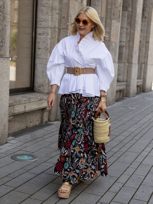 Bloggerin Petra Dieners setzt ihre Taille mit einem breiten Gürtel in Szene