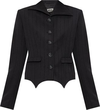 Avavav Sie trug einen schwarz gestreiften Blazer