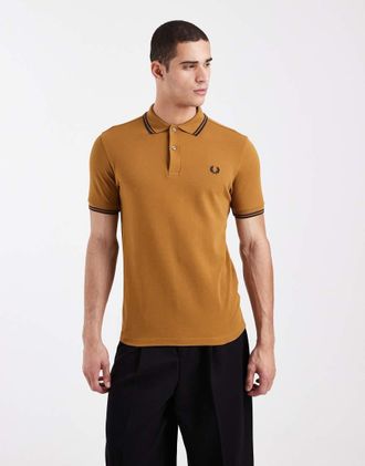 Fred Perry Polo color oro con doppio logo a contrasto sul davanti