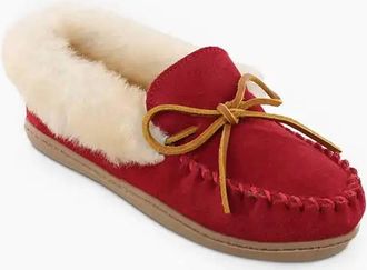 Minnetonka Womens Alpine Sheepskin Moccasins In Red