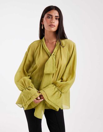 Vero Moda blusa a maniche lunghe con volant e dettaglio foulard in verde