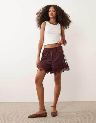 adidas Originals Pantaloncini in raso bordeaux con fondo in pizzo-Rosso