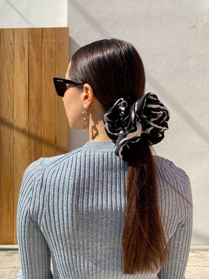 Stylingtrend: XXL-Scrunchies machen sich auf den Köpfen der wichtigsten Influencer breit