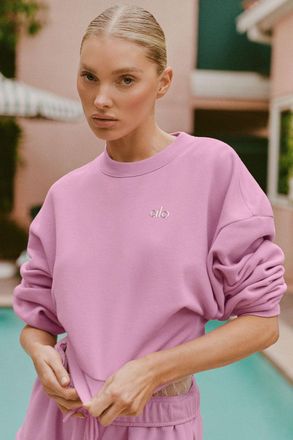 Alo | Cropped Accolade Crewneck Top in Candy Heart Pink, Size: Medium