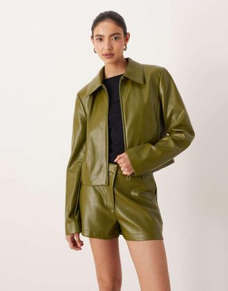Asos Blazer corto sartoriale in pelle sintetica color oliva con zip sul davanti in coordinato-Verde