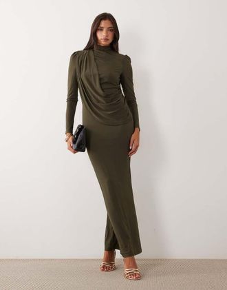 Tfnc abito maxi con collo alto e schiena drappeggiata in verde oliva scuro