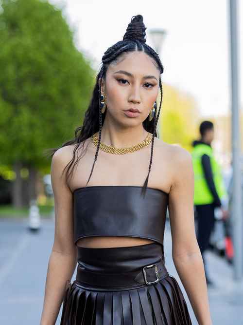 Marzhan Sharipova trägt ein Leder-Outfit auf der Fashion Week Almaty in Kasachstan.