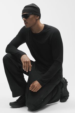 Alo Vapor Crewneck Long Sleeve Top in Black, Size: Medium