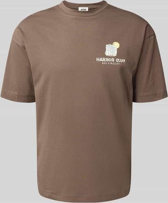 Drykorn Drykorn T-Shirt mit Motiv-Print und Rundhalsausschnitt in Dunkelbraun, Gr&ouml;&szlig;e XXL