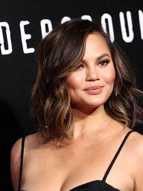 Chrissy Teigen, Chrissy Teigen bangs, Chrissy Teigen face shape, Chrissy Teigen hair cut, Chrissy Teigen hair, Chrissy Teigen round face