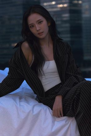 Alo | Pinstripe Daylight Button Down Long Sleeve Top in Black/Titanium, Size: Medium