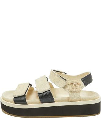 Chanel 2024 su&egrave;de leren sandalen met plateauzool - Beige