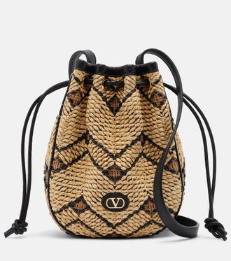 Valentino Garavani Bolso saco Mini de rafia con piel y VLogo