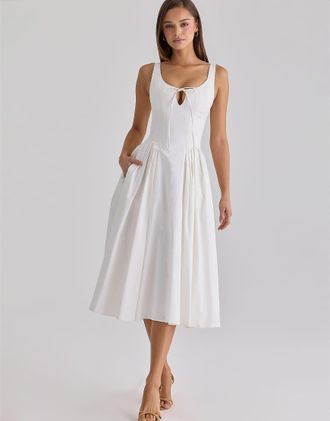 House of CB Alira - Vestito midi a pieghe in cotone bianco con cut-out