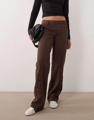 Cotton On Pantaloni a vita bassa multitasche color rovere slavato-Marrone