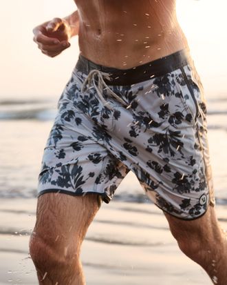 Vuori Clothing Cruise Boardshort 7 | Frost Grey Fleur | 28