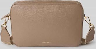 Coccinelle Crossbody Bag mit Label-Detail Modell TEBE in Taupe, Größe 1