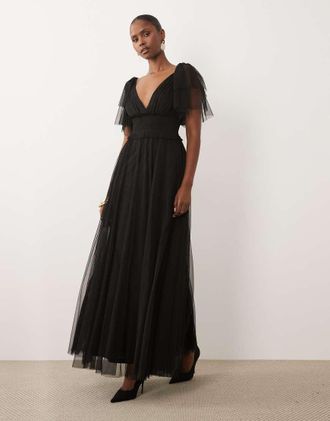 Lace & Beads Vestito lungo da damigella nero con vita arricciata, scollo a V e maniche con volant in rete