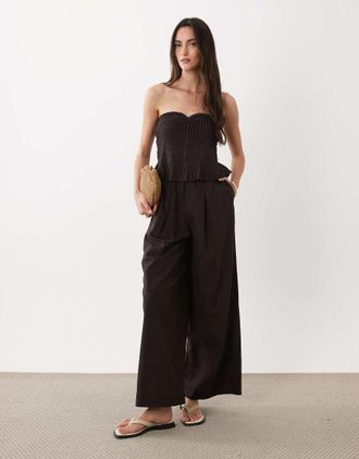 Asos Tuta jumpsuit a fascia in cotone e lino marrone cioccolato con corpino con pinces sottili