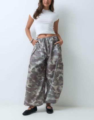 Asos pantaloni utility balloon baggy in nylon con stampa mimetica-Verde