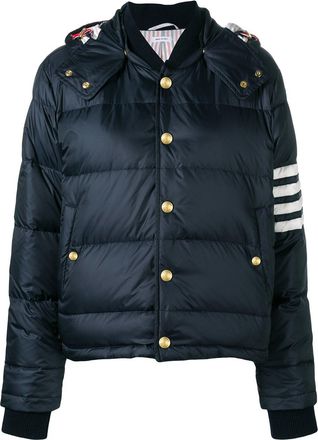 Thom Browne Bomberjacke mit Daunenf&uuml;llung und abnehmbarer Kapuze vorne und 4 Stegen aus Nylon mit mattem Finish