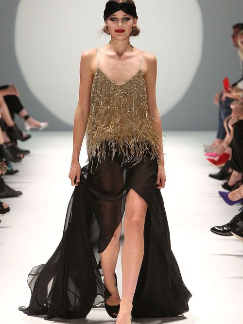 Ein Model auf dem Laufsteg von Johanna Johnson in einem angesagten 20er Jahre Party Look