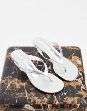 Tony Bianco Krista sandali con tacco e fascia infradito argento
