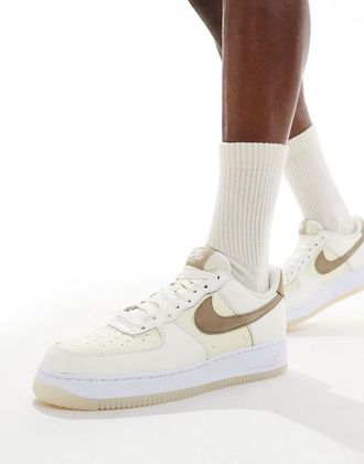 Nike Air Force 1 07 sneakers in cream and khaki-Neutral
