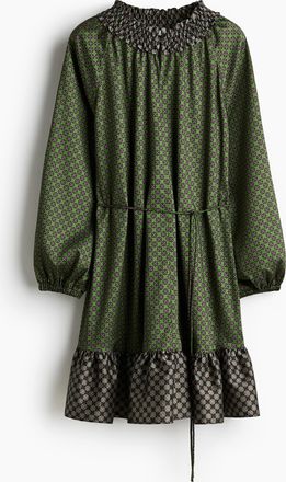 H&M Satinkleid mit Bindegürtel - Green