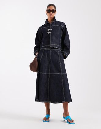 Jack & Jones Gonna al polpaccio in denim blu scuro con cuciture a contrasto