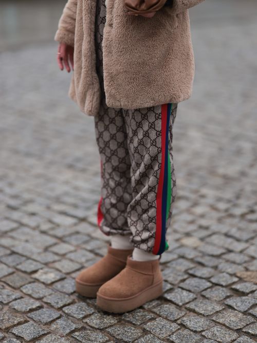 Street Style Look mit UGG Boots und Gucci Pants