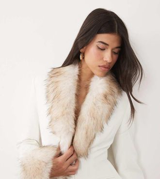 KAIIA co-ord esclusivo con colletto e polsini in pelliccia sintetica e vita stretta, bianco
