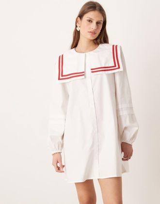 Glamorous Vestito camicia squadrato bianco con profili rossi e scollo squadrato