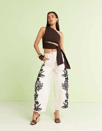 Asos Jeans a cilindro a vita alta &eacute;cru con decorazione a ghirigori-Neutro