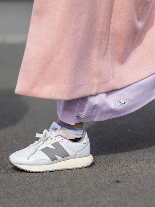 Detailaufnahme eines New Balance Sneakers mit Metallic Logo auf der Mailand Fashion Week