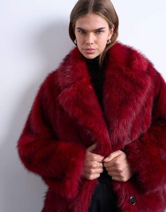 Topshop Giacca corta in pelliccia sintetica color rosso ciliegia con bottoni