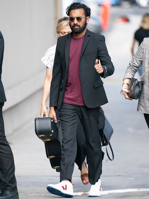 So kannst du deine Sneaker zum Anzug tragen