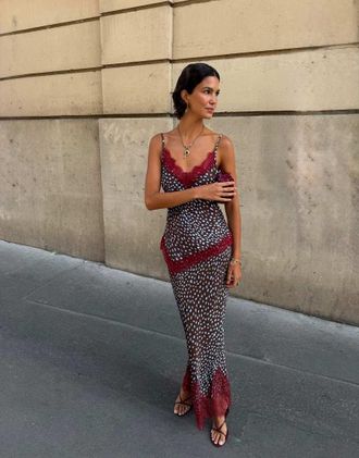 Never Fully Dressed top coordinato in satin con pizzo, scollo profondo e spalline sottili, stampa cervi blu e marrone cioccolato-Multicolore