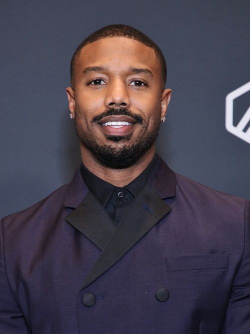 Michael B. Jordan trägt einen violetten Anzug mit schwarzem Hemd auf der Critics Choice Association Party in Los Angeles.